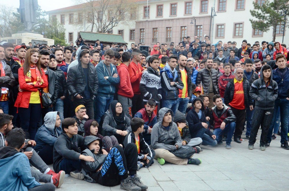 Taraftar Maçı Dev Ekrandan İzledi