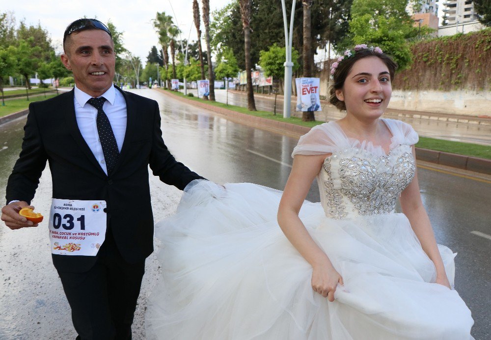 ‘Kostümlü Koşu’da Gelinlik Ve Damatlıkla Koştular