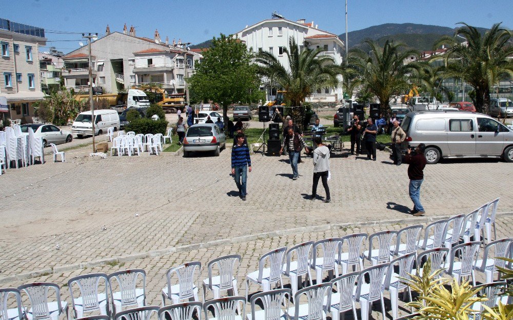 Marmaris’te Acil Servis Önünde Sünnet Düğünü