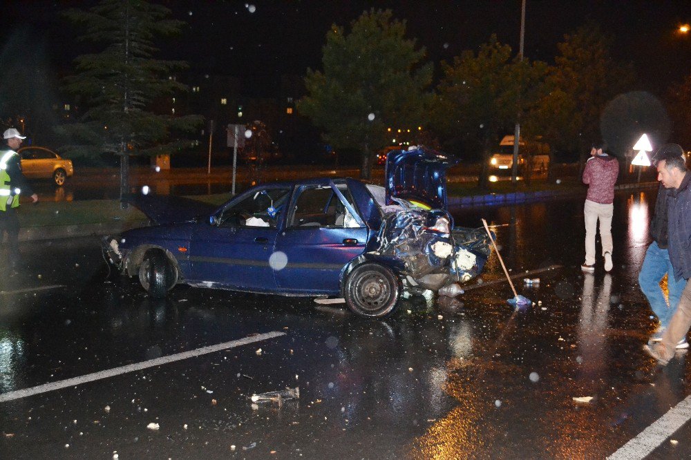 Hurdaya Dönen Otomobilden Burunları Bile Kanamadan Çıktılar