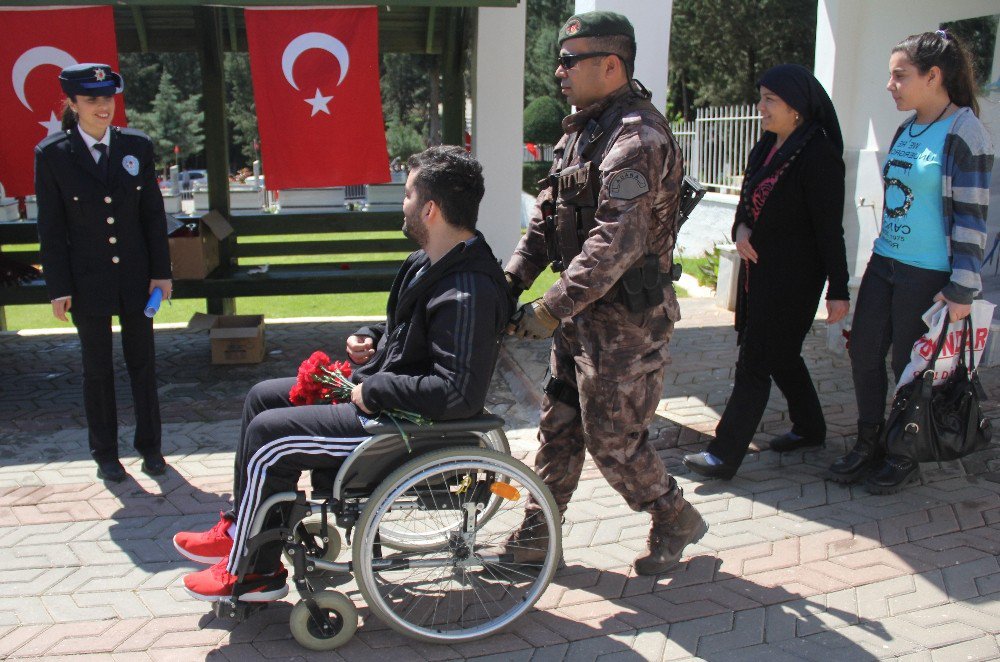 Öğrenciyken Gazi Oldu, Tekerlekli Sandalye İle Şehitleri Ziyaret Etti