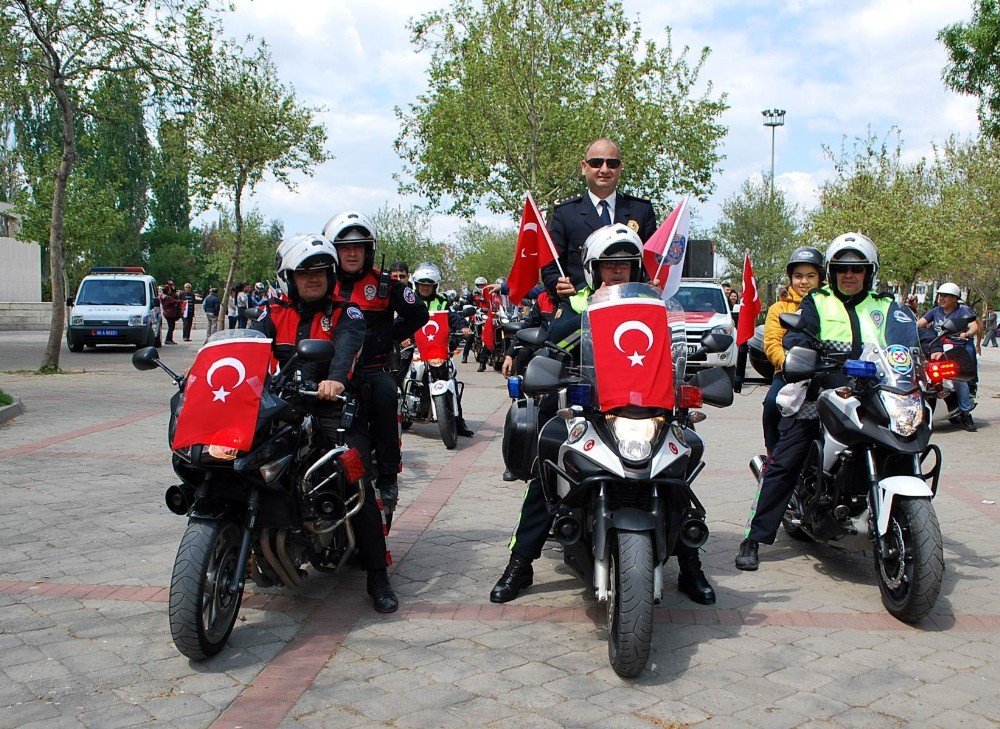 Salihli’de Polis Haftası Kortejle Başladı