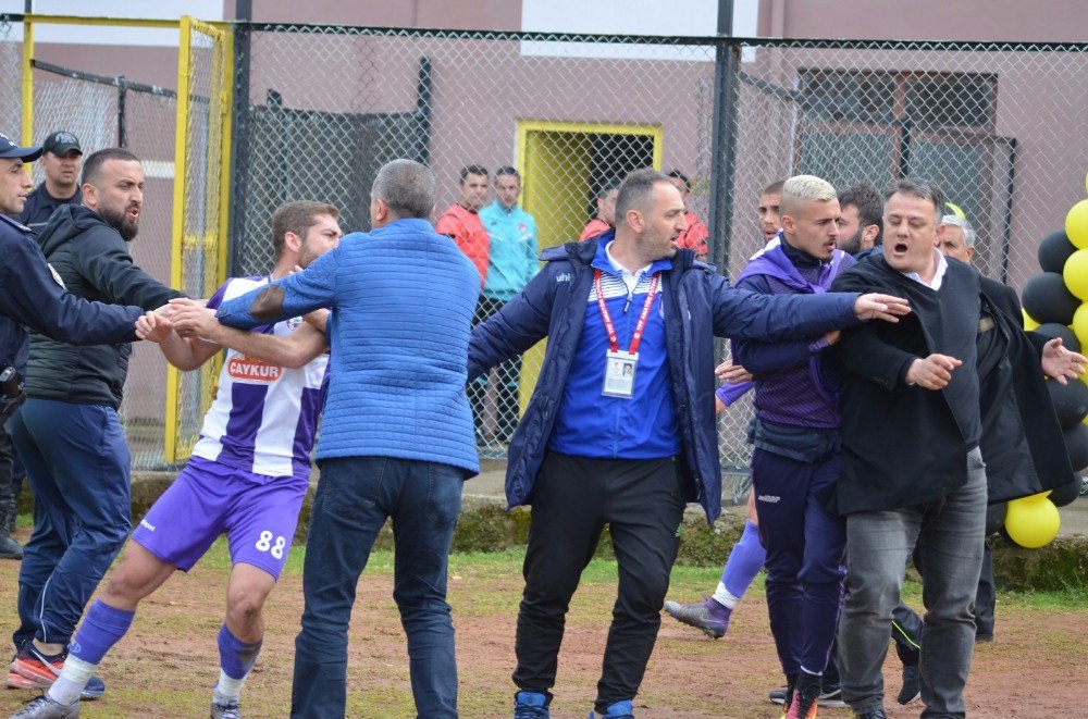 Şampiyonluk Maçında Tribünden Sahaya İnen Başkan Futbolcu Dövdü