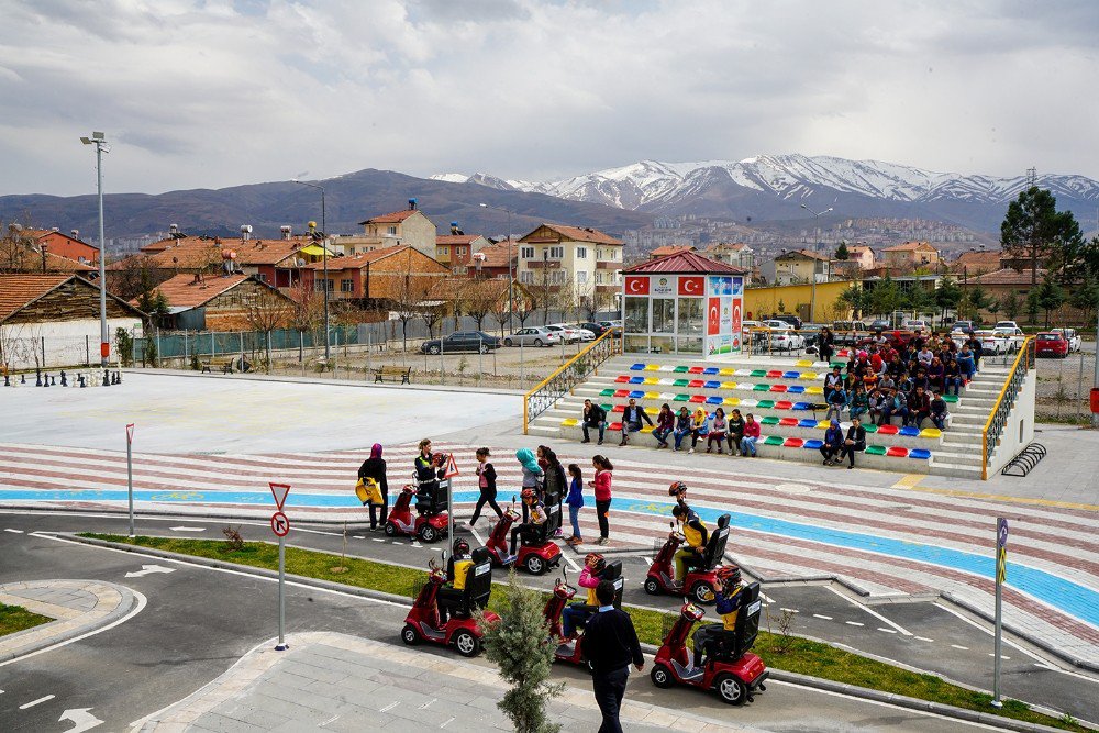 Öğrencilere Uygulamalı Trafik Eğitimi Veriliyor