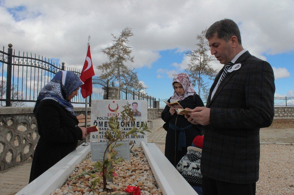 Şehit Polislerin Kabrini, Meslektaşları Ve Aileleri Ziyaret Etti