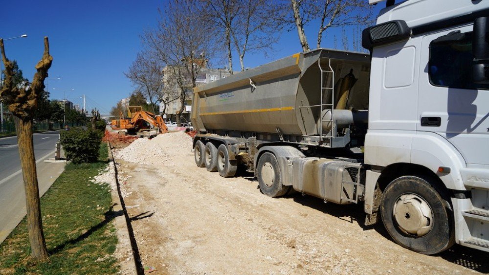 Kanalizasyon Hattı Yenileme Çalışmaları Devam Ediyor