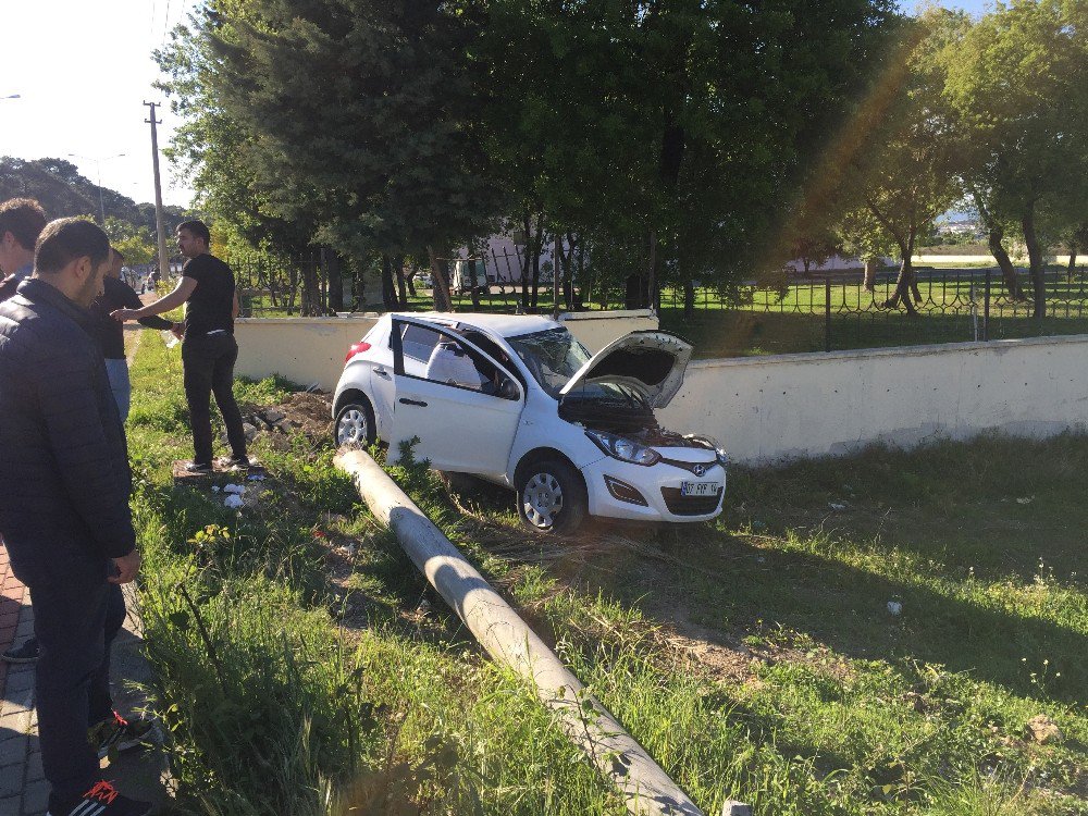 Manavgat’ta Kaza Yapan Araç Duvara Çarparak Durdu