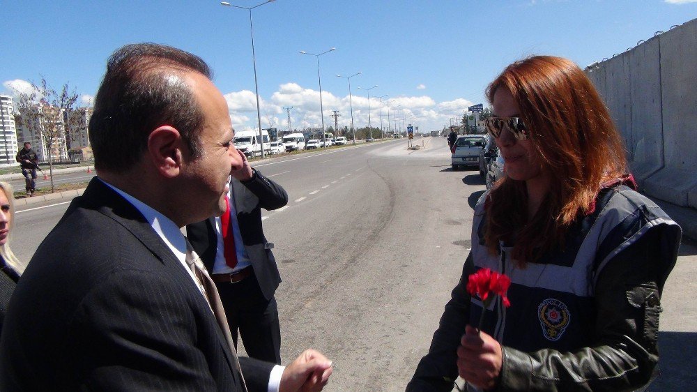 Eski Bakan Bağış, Diyarbakır’da Polislere Karanfil Verdi