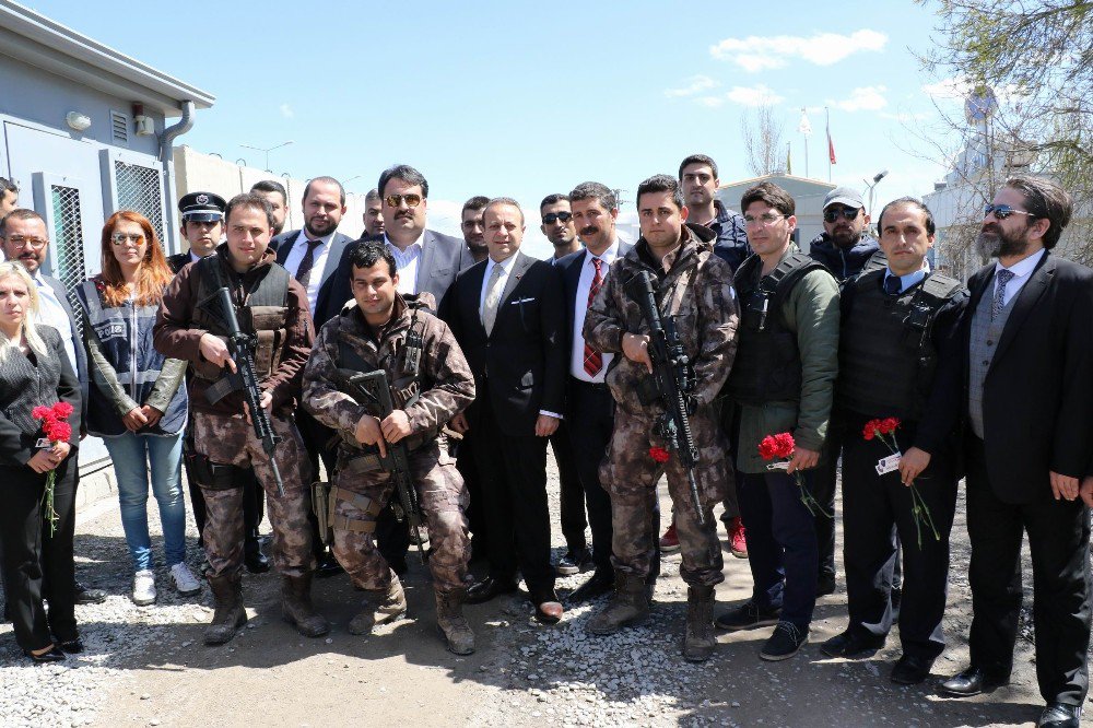 Eski Bakan Bağış, Diyarbakır’da Polislere Karanfil Verdi