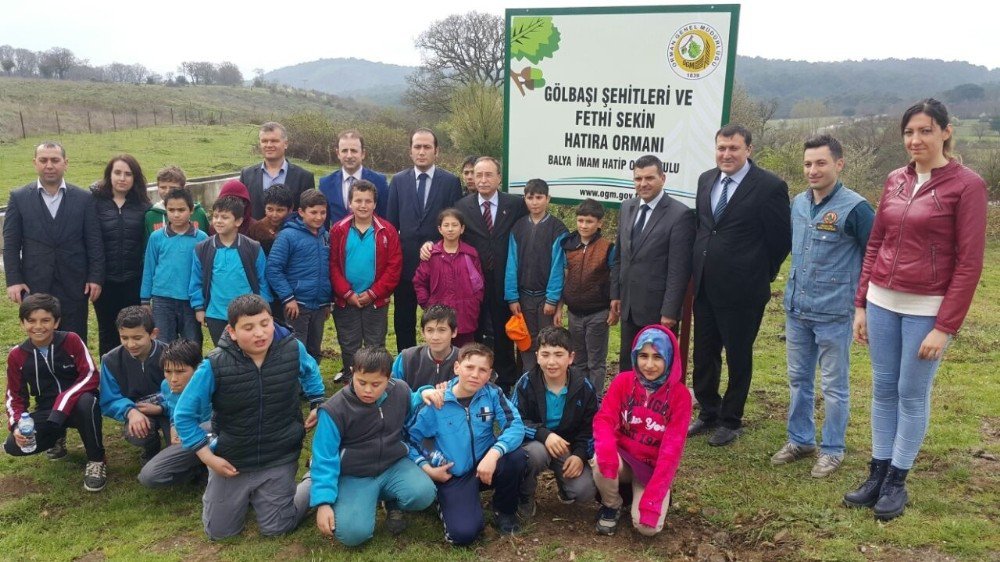 Balyalı Öğrenciler Şahitler Adına Ağaç Dikti