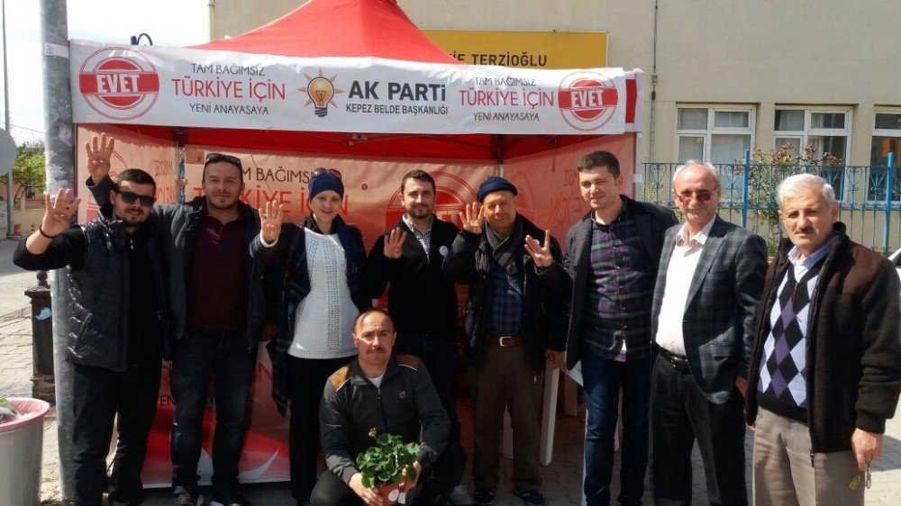 Ak Parti Kepez’de Çiçek Dağıttı