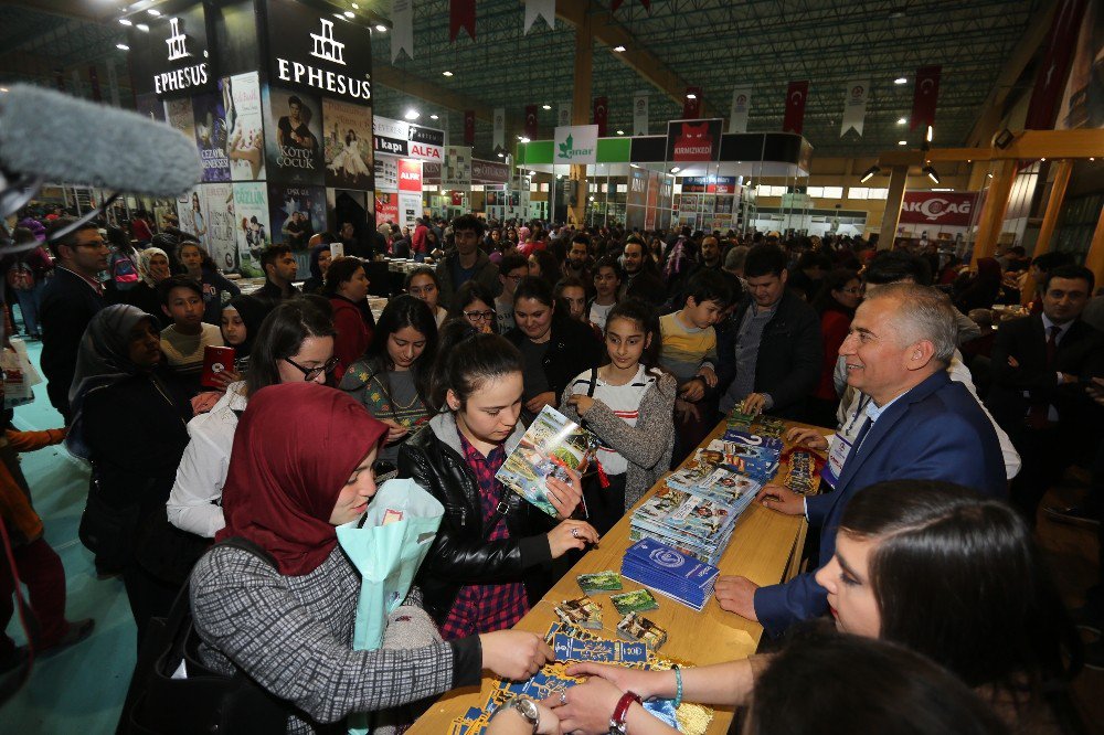 Denizli Kitap Fuarını 264 Bin Kişi Ziyaret Etti