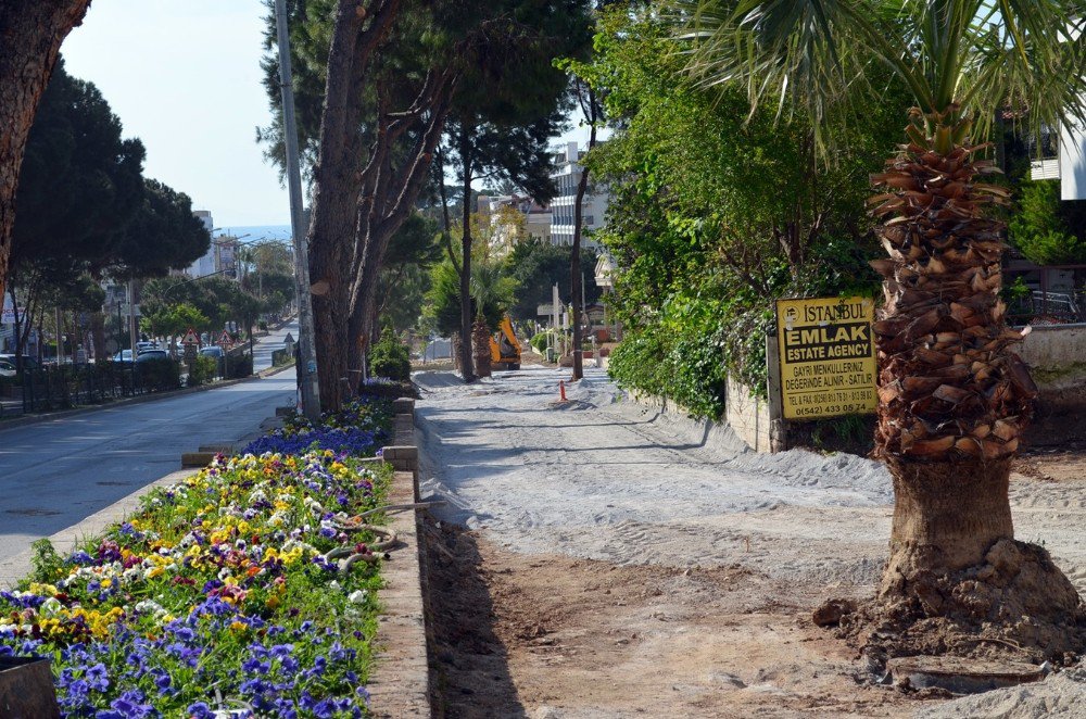 Didim’de Yaz Sezonu Öncesi Kaldırım Çalışması