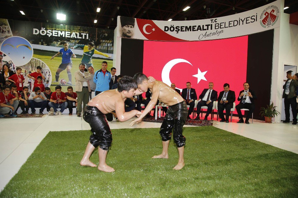 Döşemealtı Standına Yoğun İlgi