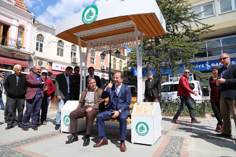 Edirne’de Saraçlar Caddesi’ne Güneş Enerjili Şarj Bank İle Çiçek Treni