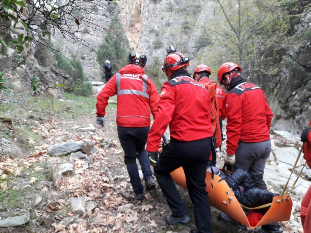 Dağda Yürürken Yaralanan Kadının İmdadına Akut Yetişti