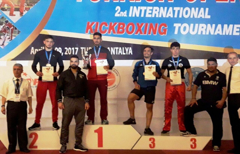 2. Uluslararası Türkiye Açık Kick Boks Turnuvası’nda Ayvalıklı Sporcu Emre Kuru Çifte Madalya Kazandı