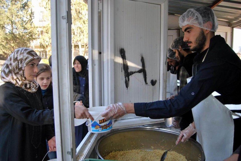 İrfan Yurdu Öğrencilerinden Suriyelilere Sıcak Yemek İkramı