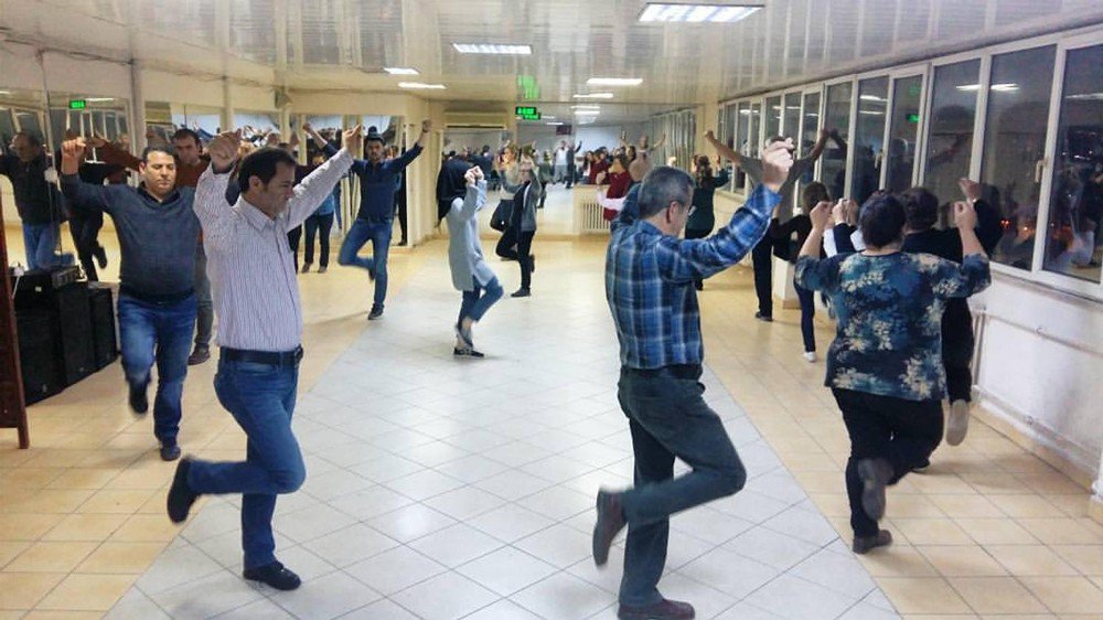 Yaşlısı Genci Türk Halk Dansı Öğreniyor