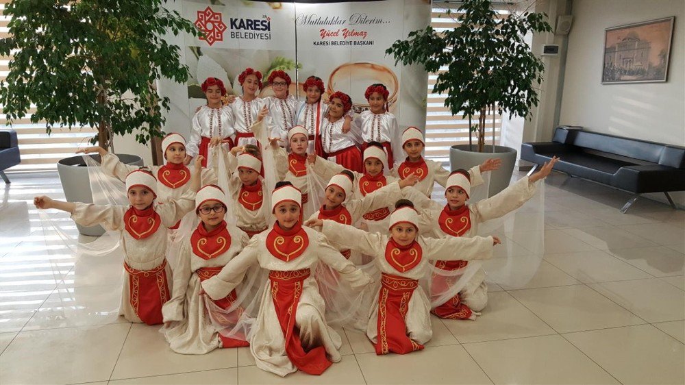 Yaşlısı Genci Türk Halk Dansı Öğreniyor