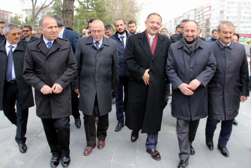 Bakan Özhaseki Kayseri’de Esnafı Gezdi, Balık Yedi