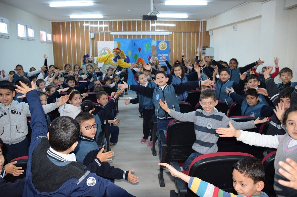 Öğrencilere Hokkabaz İle Palyaço Konulu Tiyatro Gösterileri Düzenlendi