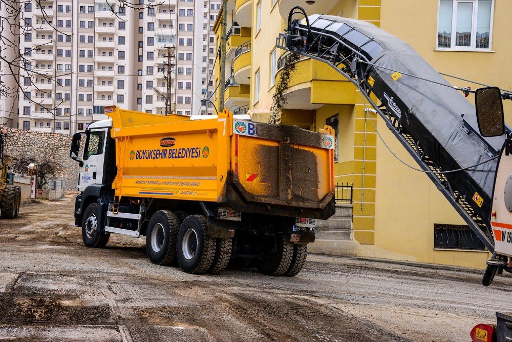 Büyükşehir 3 Mahallede Asfalt Çalışması Yapıyor