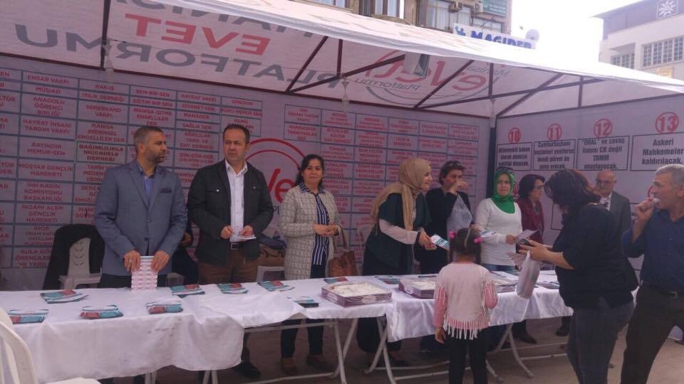 Manisa Evet Platformunun Standına Büyük İlgi