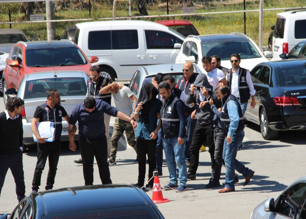 Soyguncular Girdikleri Kasap Dükkanının Sahibini Ve Çalışanı Dondurucuya Kilitledi