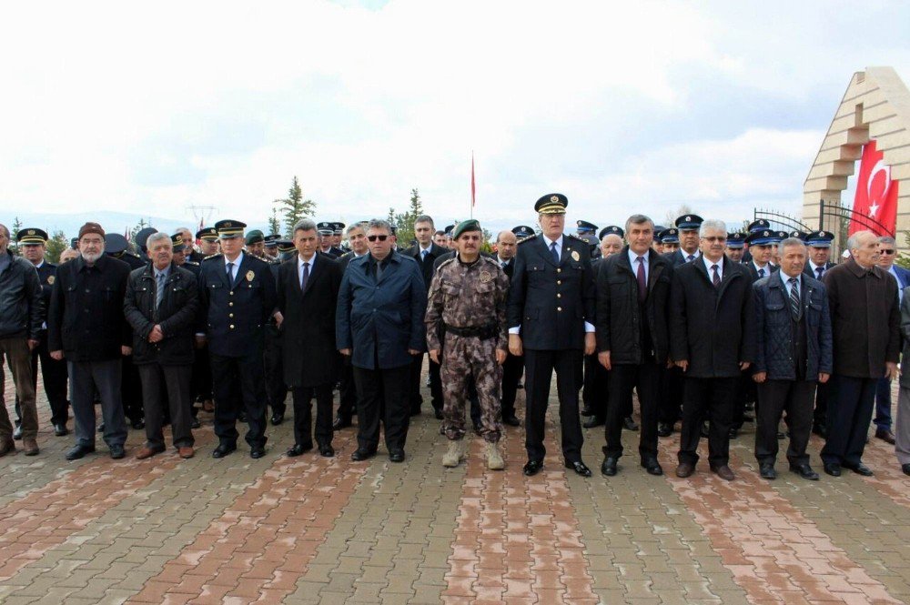 Sivas’ta Polis Şehitliğinde Hüzünlü Anma