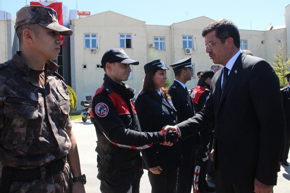 Bakan Zeybekci Polislerle Bir Araya Geldi