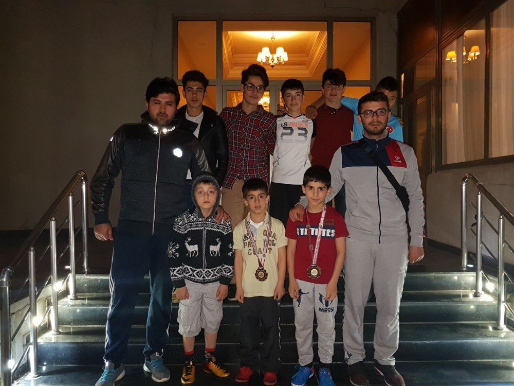 Badmintoncu Kardeşlerden Büyük Başarı