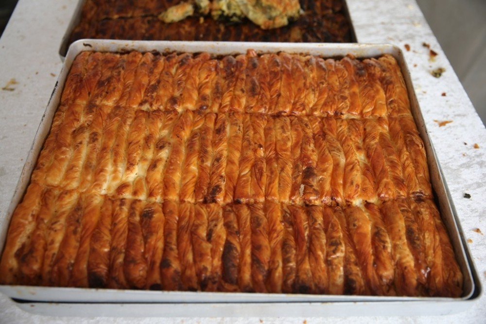 20 Bin Kişi 400 Tepsi Börek Yedi