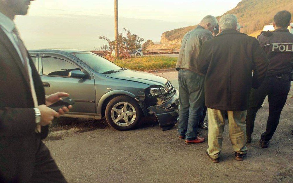 Zonguldak’ta İki Otomobil Çarpıştı: 1 Yaralı