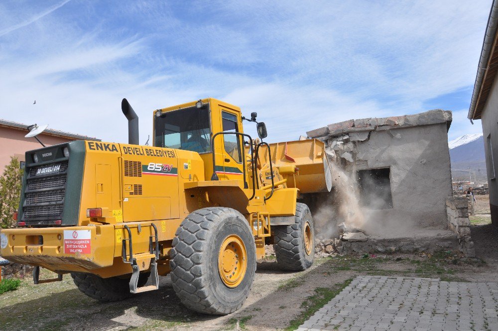 Develi Köylerinde Metruk Ev Temizliği Devam Ediyor