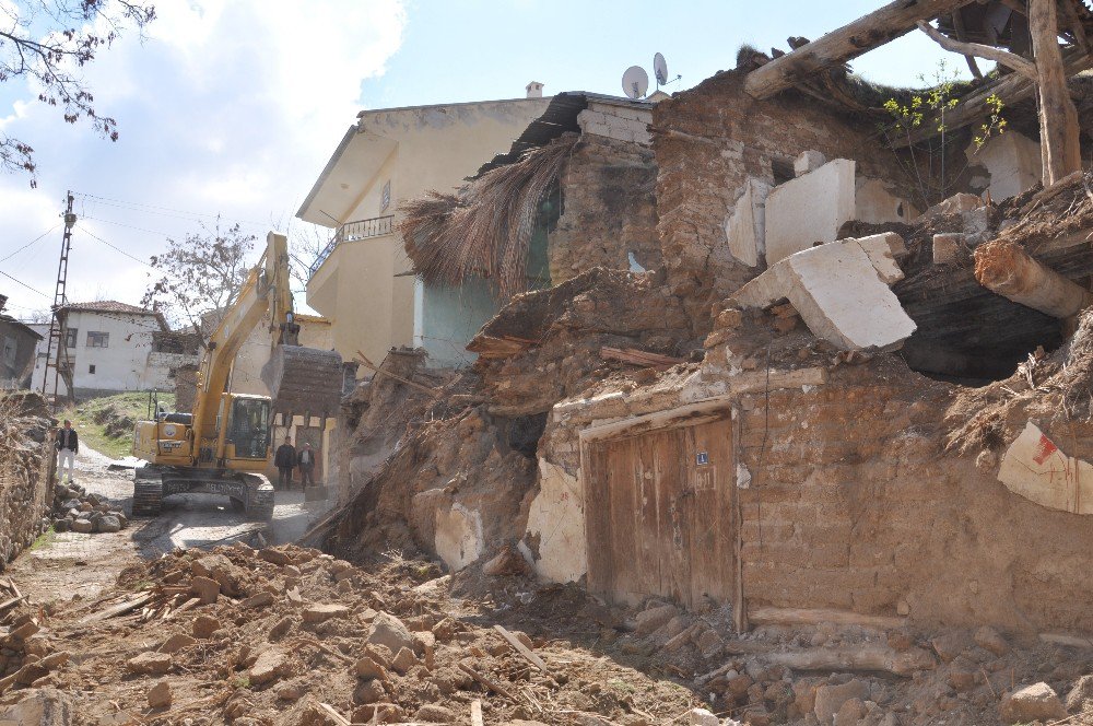 Develi Köylerinde Metruk Ev Temizliği Devam Ediyor