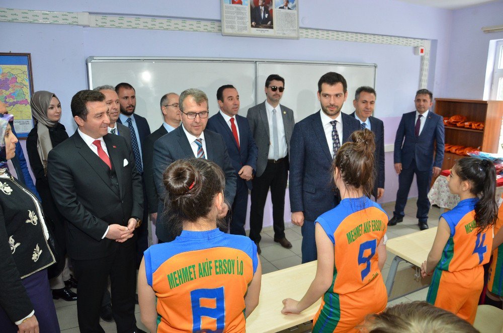 Bakan Yardımcısı Boynukalın’dan Küçük Basketbolculara Jest