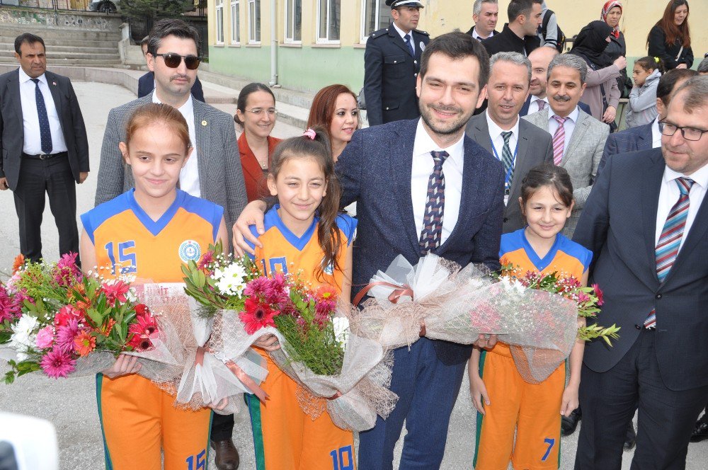 Bakan Yardımcısı Boynukalın’dan Küçük Basketbolculara Jest