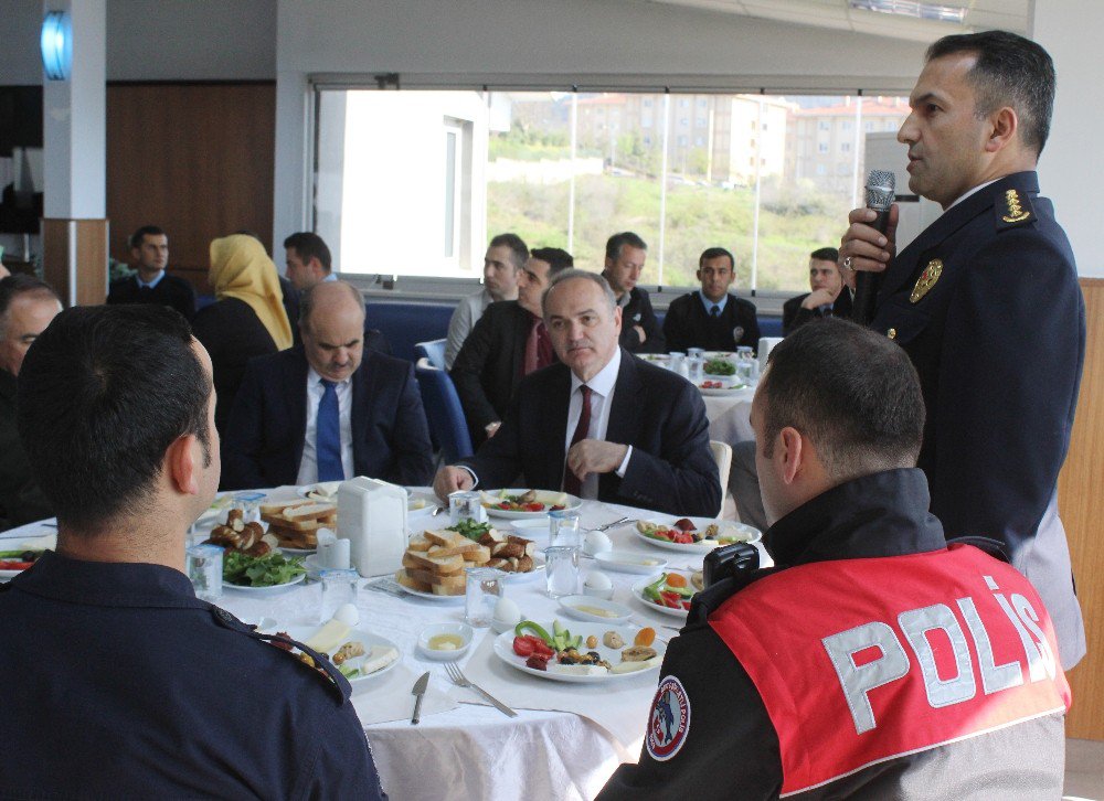 Bakan Özlü Polislerle Kahvaltı Yaptı