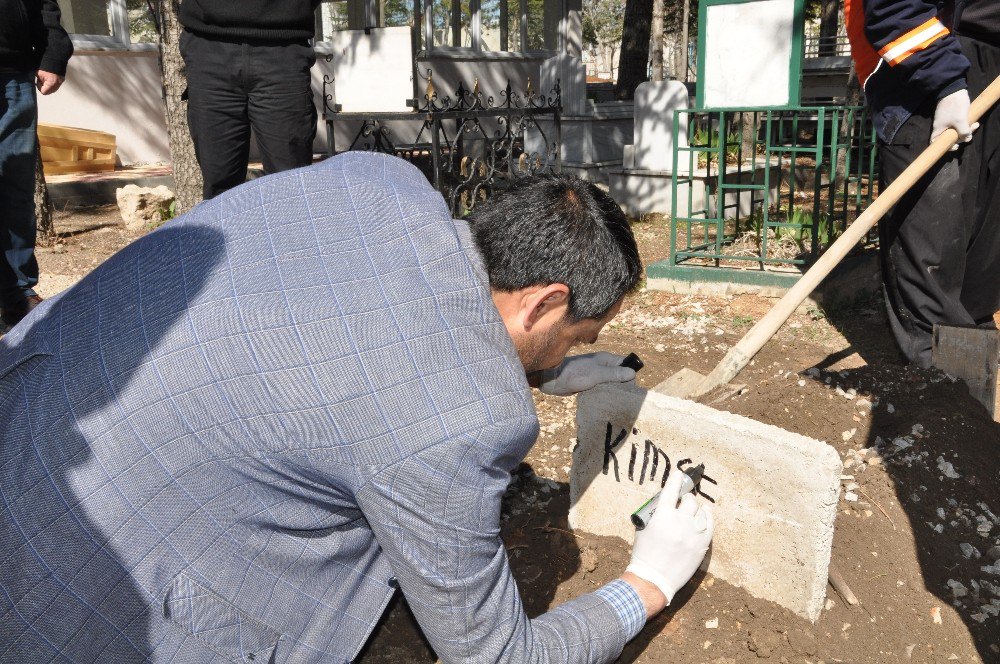 Çöpte Bulunan Bebeğin Mezar Taşına ’Kimsesiz’ Yazıldı