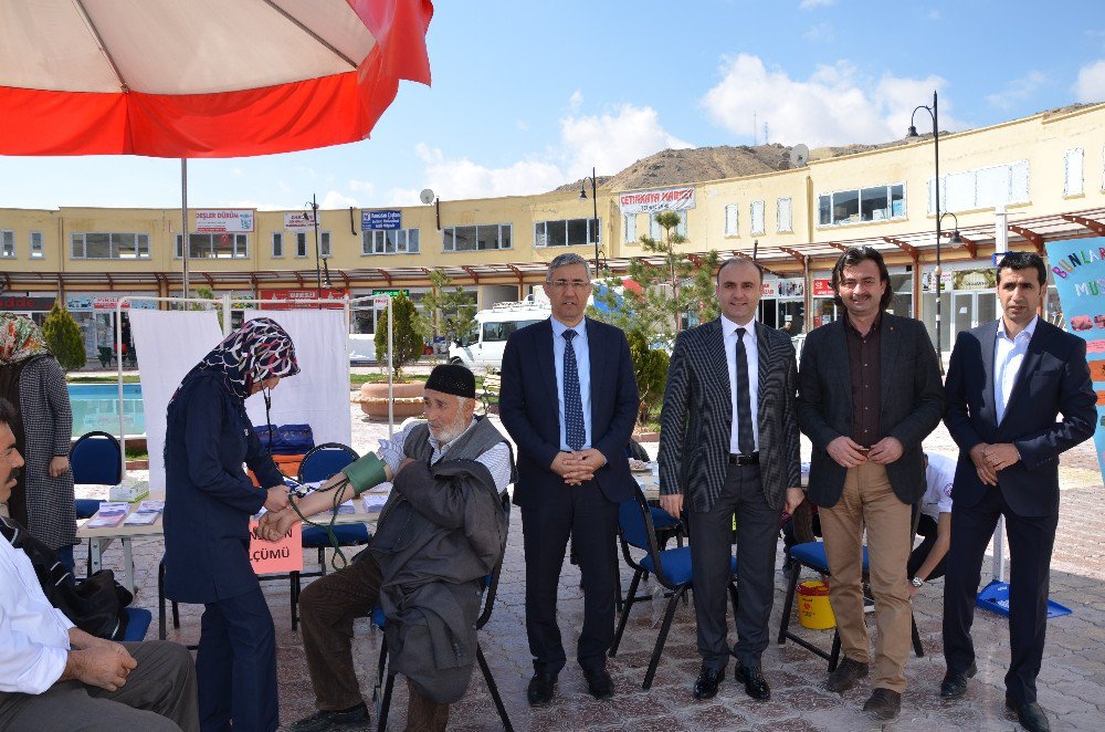 Öğrenciler Vatandaşlara Sağlık Taraması Yaptı