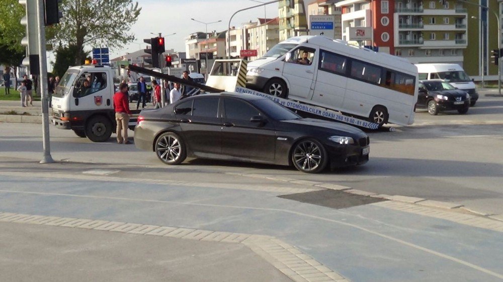 Denizli’de Trafik Kazası: 14 Yaralı