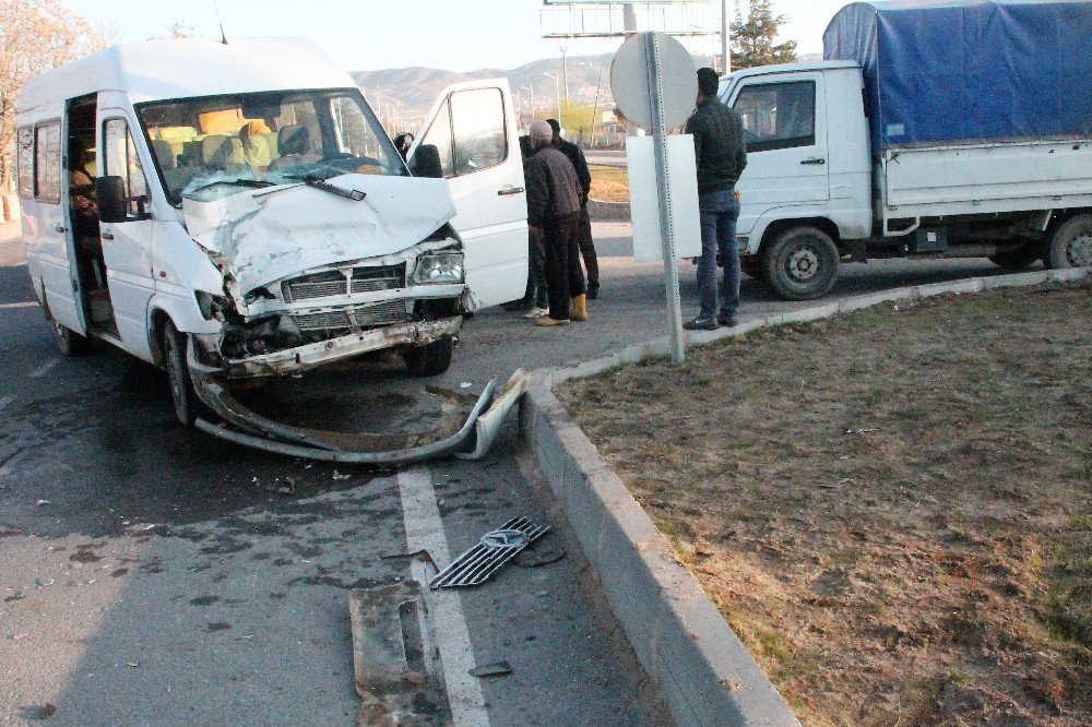 Elazığ’da İşçi Servisi İle Kamyonet Çarpıştı: 5 Yaralı