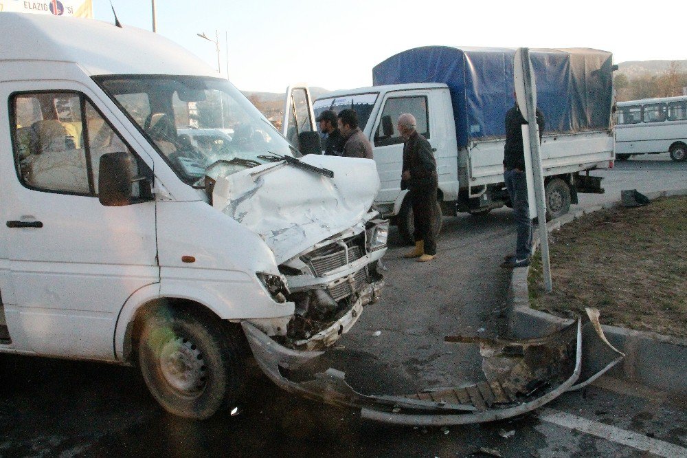 Elazığ’da İşçi Servisi İle Kamyonet Çarpıştı: 5 Yaralı