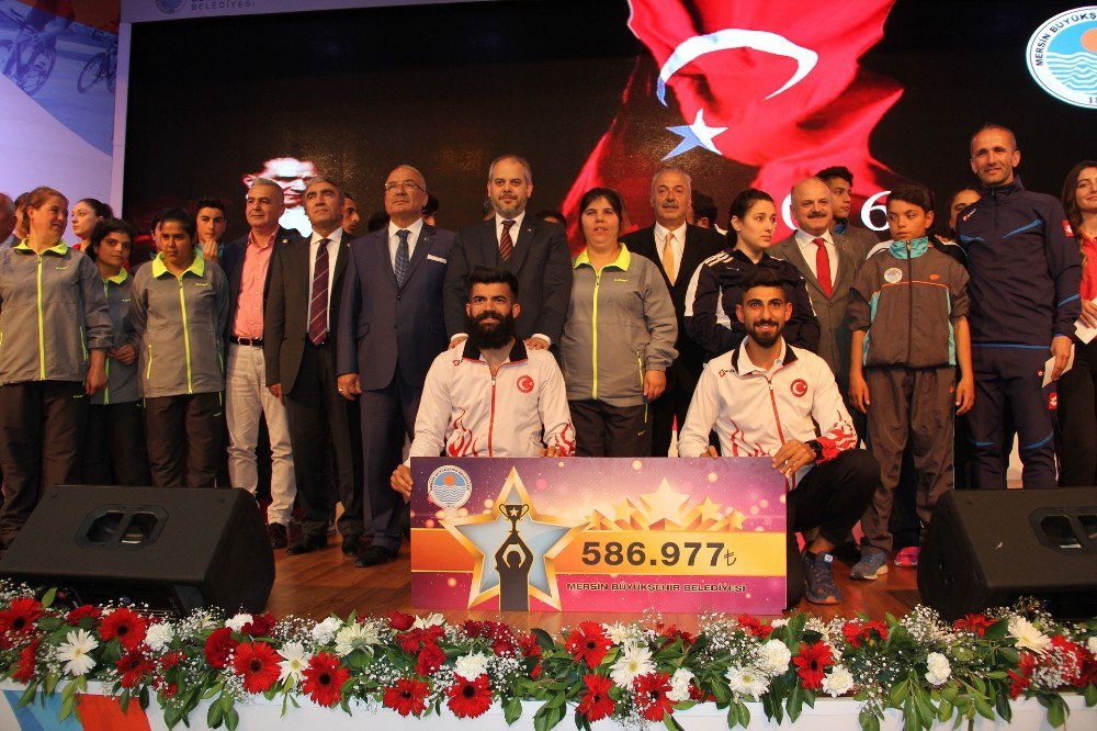 Bakan Kılıç, Mersin’de ‘2016 Spor Başarı Ödül Töreni’ne Katıldı