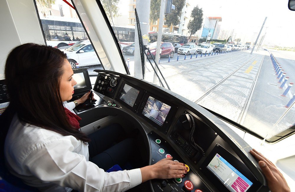 Karşıyaka’da Tramvayı Seferleri Başladı