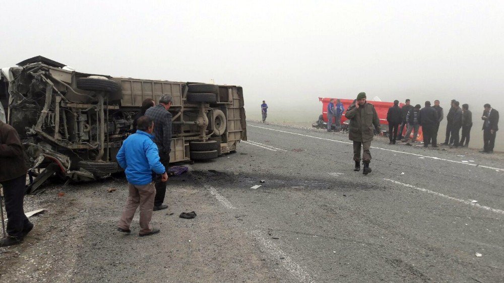 Kayseri’de Öğrenci Servisi İle Tır Çarpıştı: 2 Ölü, 10 Yaralı