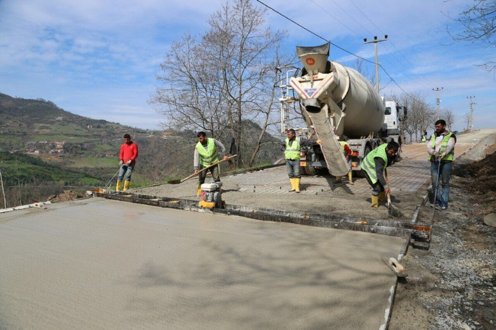 Köylere Güvenli Ve Sağlam Beton Yollar Yapılıyor