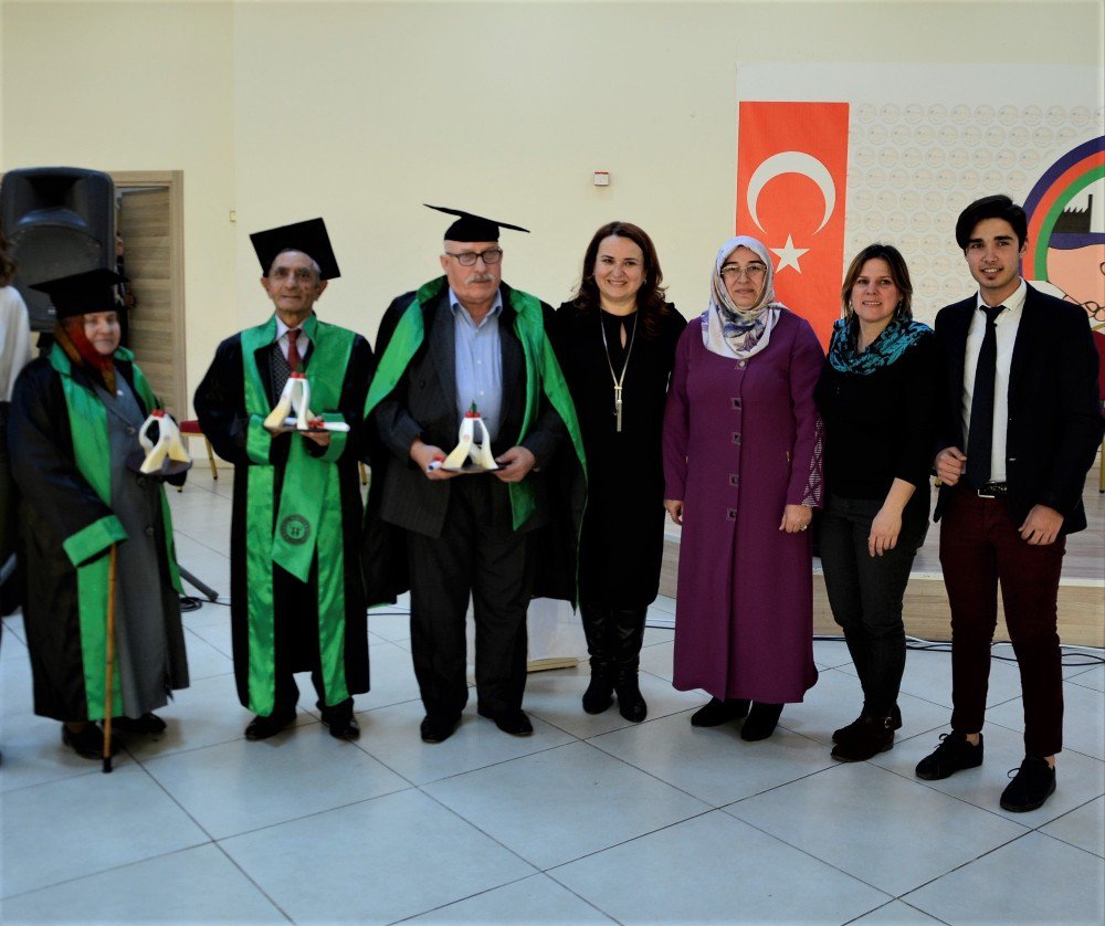 Huzurevi Sakinleri Cüppe Giydi, Diploma Aldı