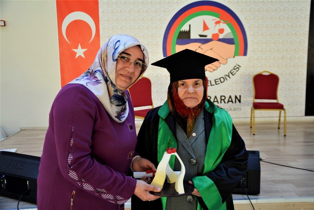 Huzurevi Sakinleri Cüppe Giydi, Diploma Aldı